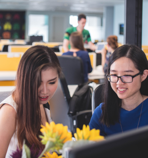 笑顔で話し合う女性